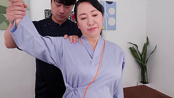 成熟的家庭主妇的乳房被年轻色情女演员熟练的按摩所驱动